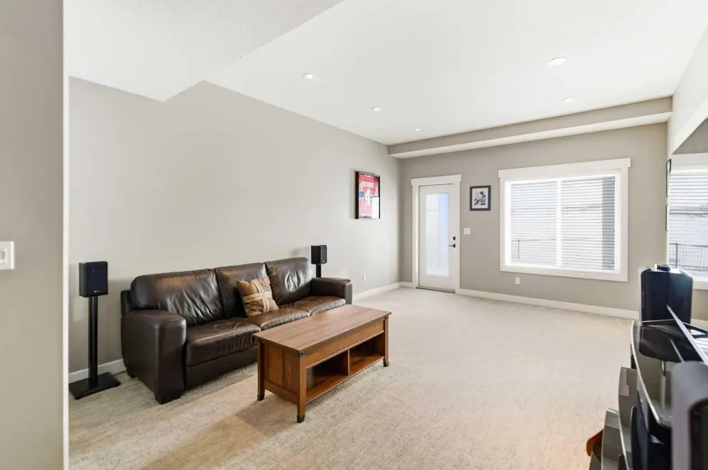 19 Vanveller Way Sylvan Lake AB T4S 0M4