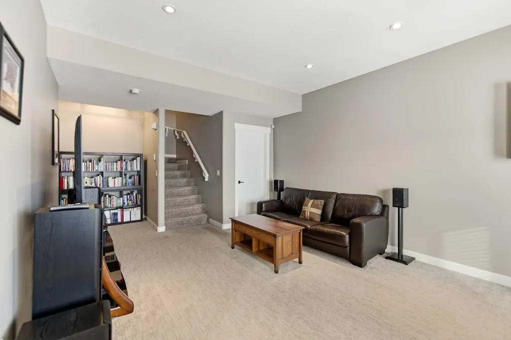 19 Vanveller Way Sylvan Lake AB T4S 0M4