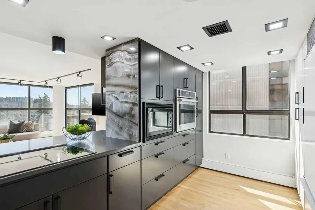 318 26 Avenue SW Calgary AB T2S 2T9