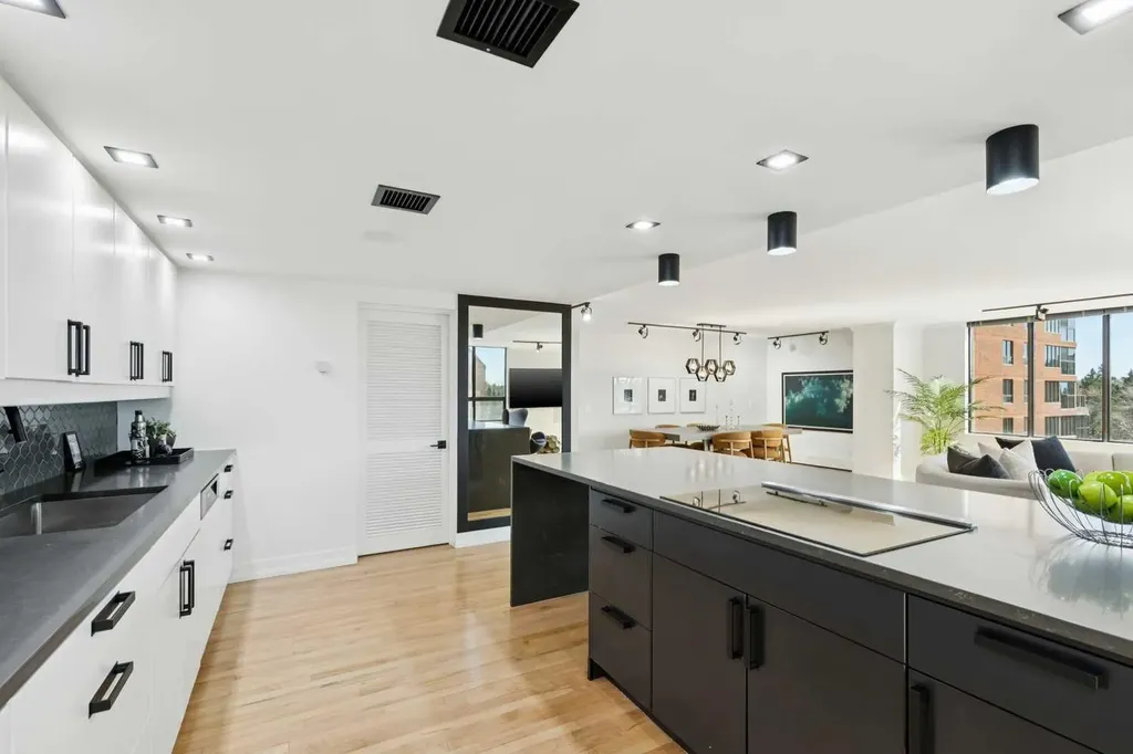 318 26 Avenue SW Calgary AB T2S 2T9