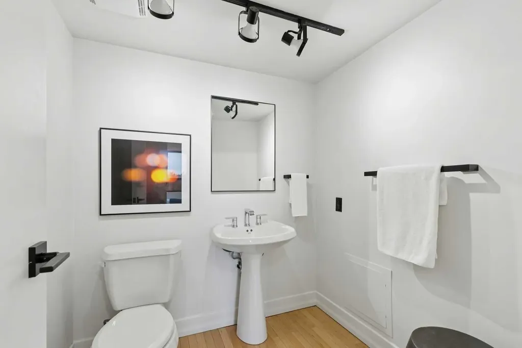 318 26 Avenue SW Calgary AB T2S 2T9