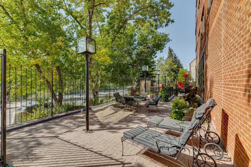 318 26 Avenue SW Calgary AB T2S 2T9