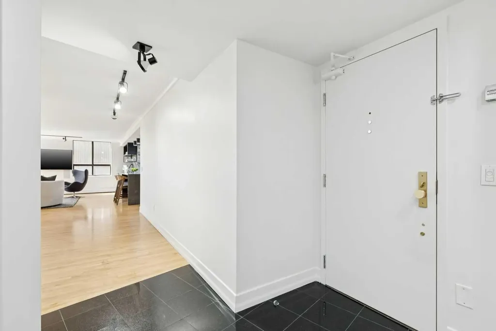 318 26 Avenue SW Calgary AB T2S 2T9