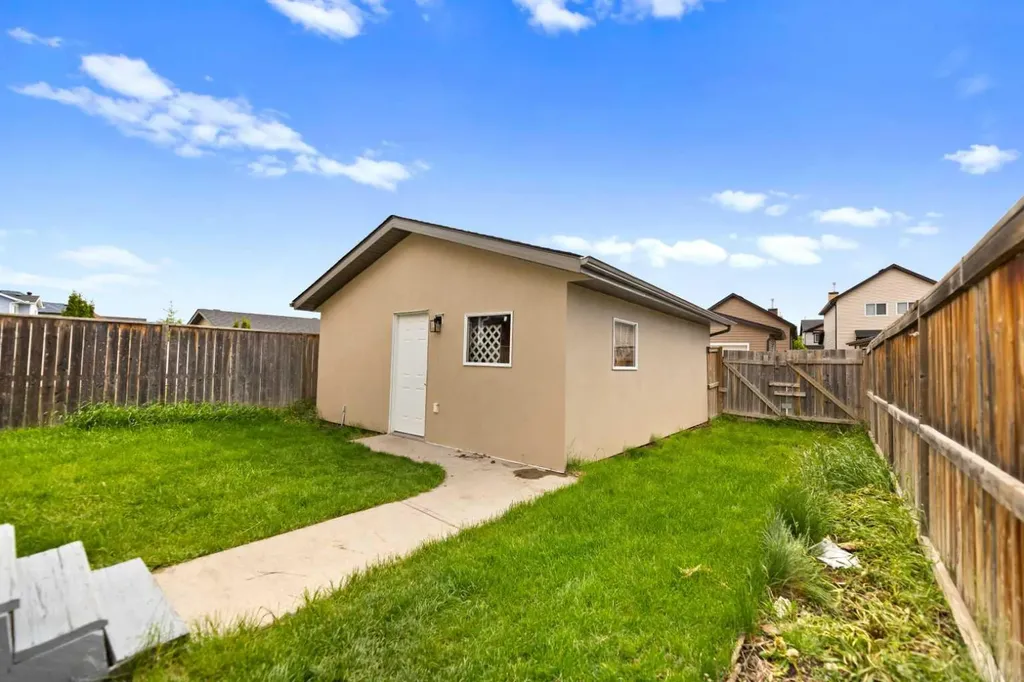 11 Saddlebrook Gardens NE Calgary AB T3J 5M7