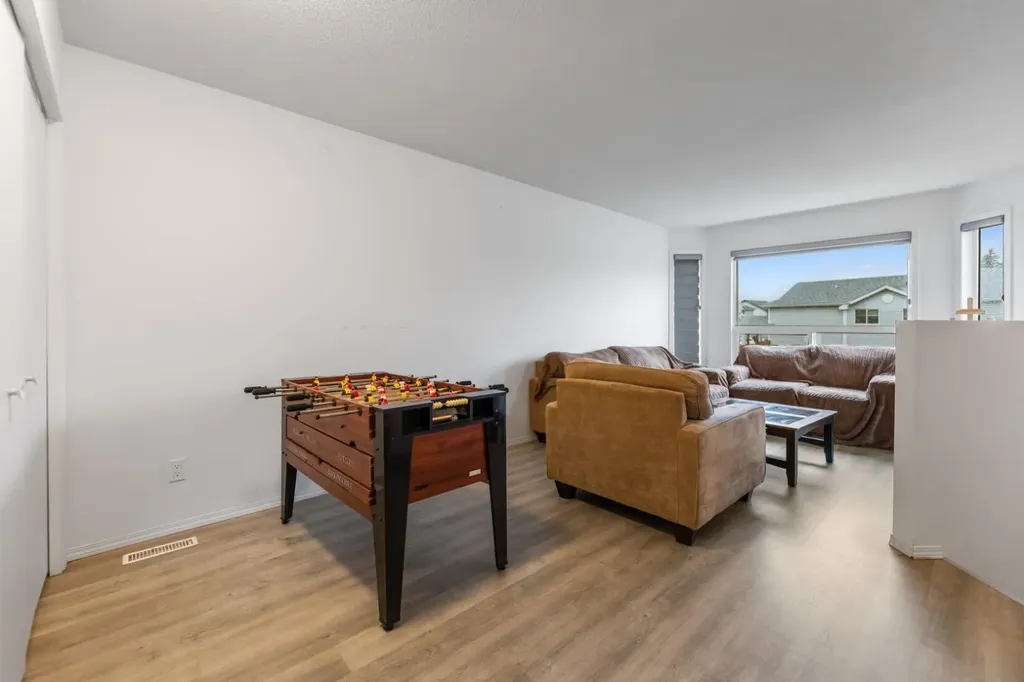 215 Carmel Close NE Calgary AB T1Y6Z4