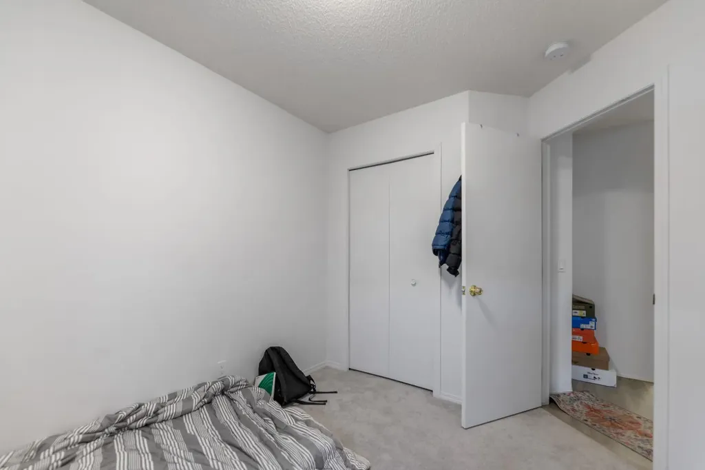 215 Carmel Close NE Calgary AB T1Y6Z4