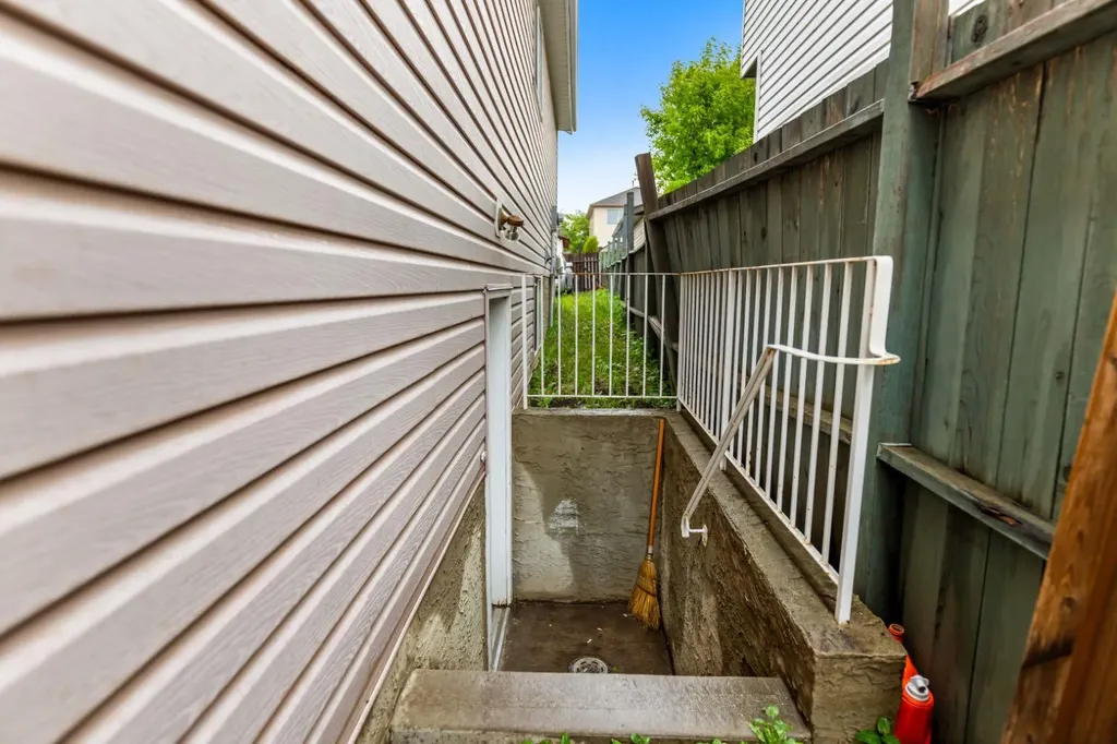 215 Carmel Close NE Calgary AB T1Y6Z4