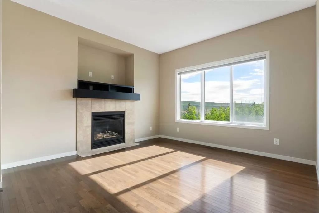 638 River Heights Crescent Cochrane AB T4C 0R9