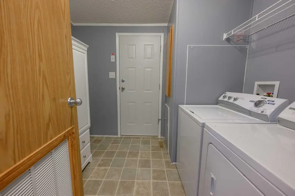8829 90 Avenue Grande Prairie AB t8x0g1