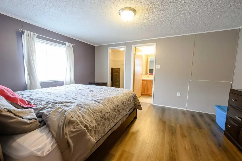 8829 90 Avenue Grande Prairie AB t8x0g1