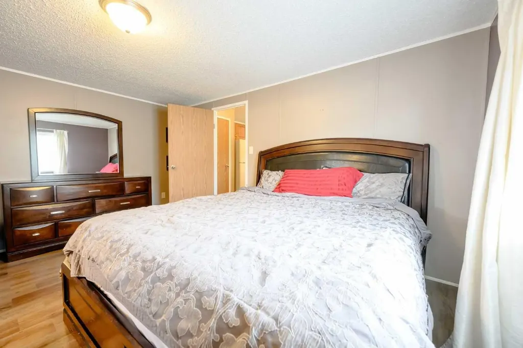 8829 90 Avenue Grande Prairie AB t8x0g1