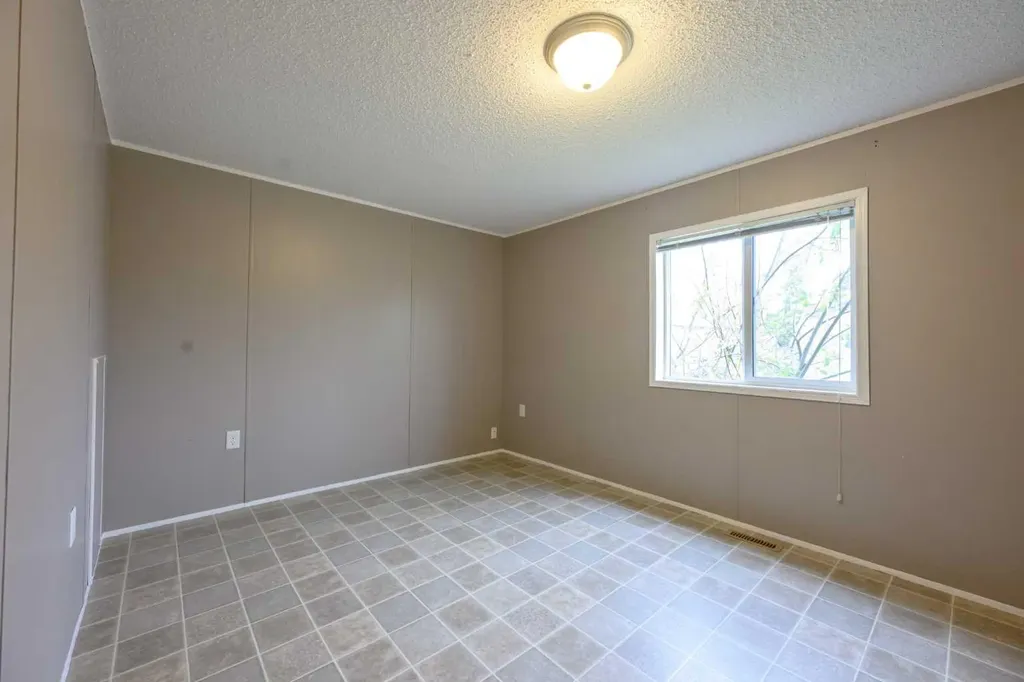 8829 90 Avenue Grande Prairie AB t8x0g1