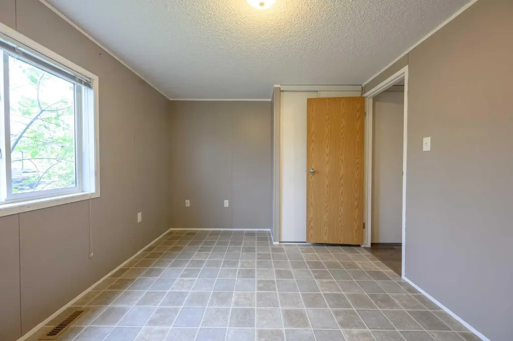 8829 90 Avenue Grande Prairie AB t8x0g1