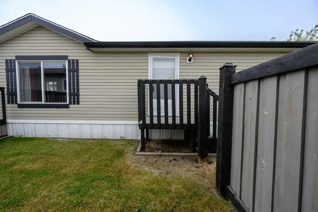 8829 90 Avenue Grande Prairie AB t8x0g1