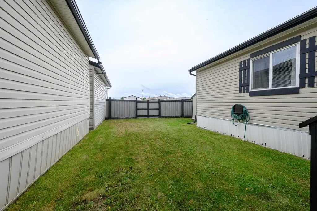 8829 90 Avenue Grande Prairie AB t8x0g1