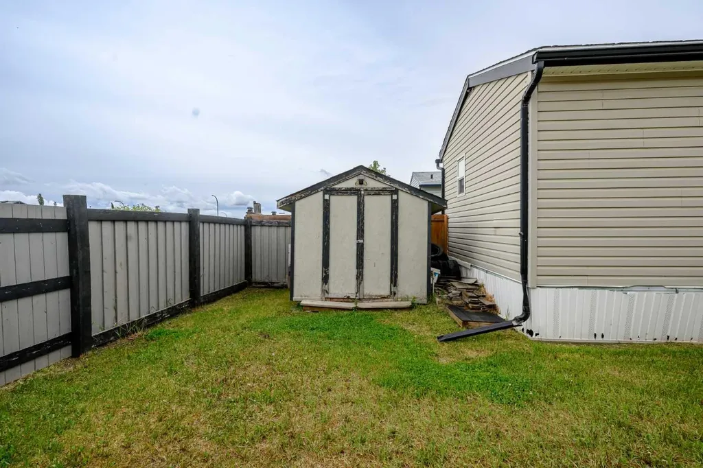 8829 90 Avenue Grande Prairie AB t8x0g1
