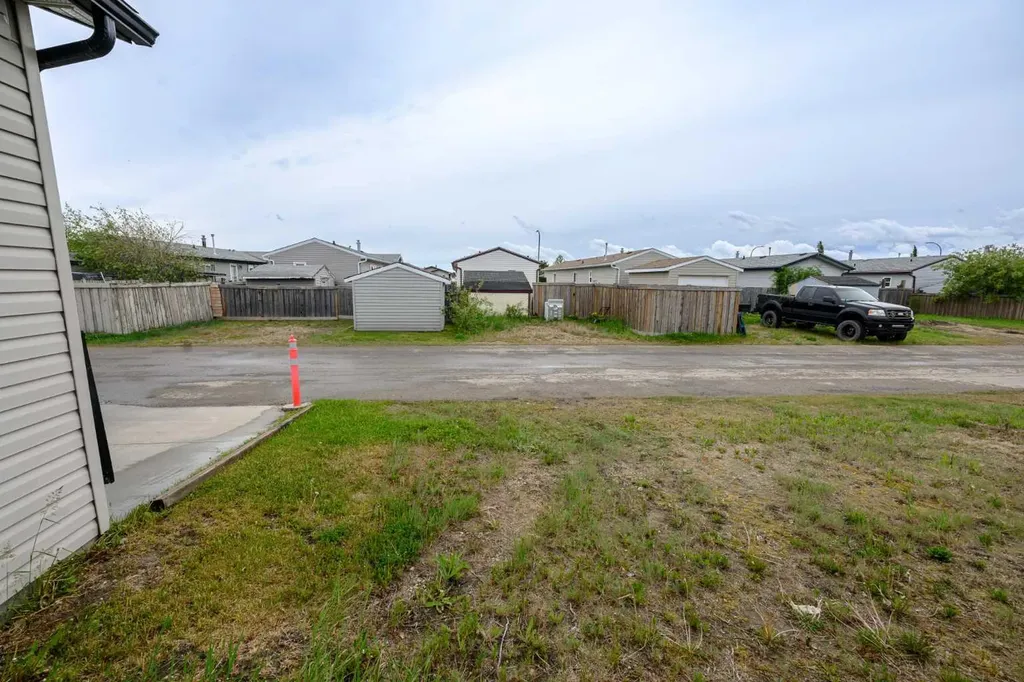 8829 90 Avenue Grande Prairie AB t8x0g1