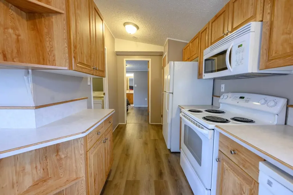 8829 90 Avenue Grande Prairie AB t8x0g1
