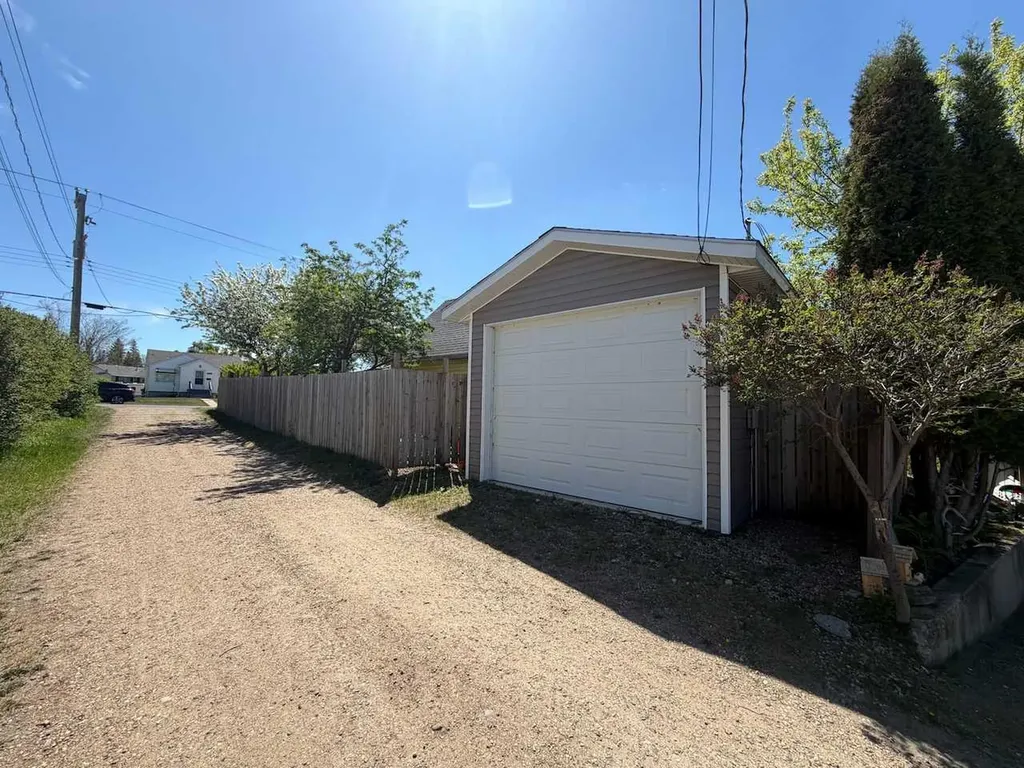 3922A 46 Street Ponoka AB T4J 1B5