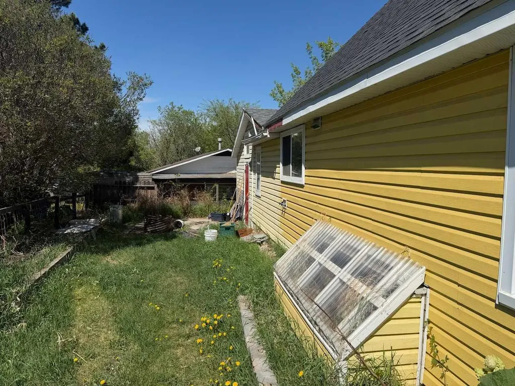 3922A 46 Street Ponoka AB T4J 1B5