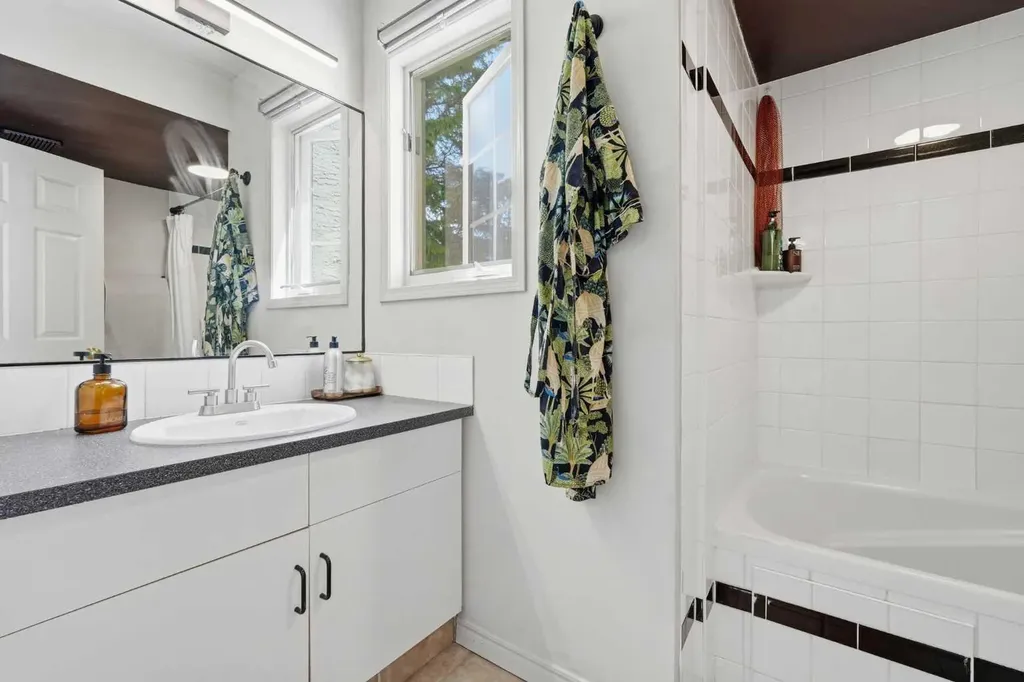 3031 23 Avenue SW Calgary AB T3E 0J3