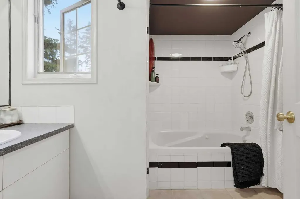 3031 23 Avenue SW Calgary AB T3E 0J3
