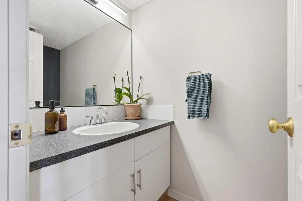 3031 23 Avenue SW Calgary AB T3E 0J3
