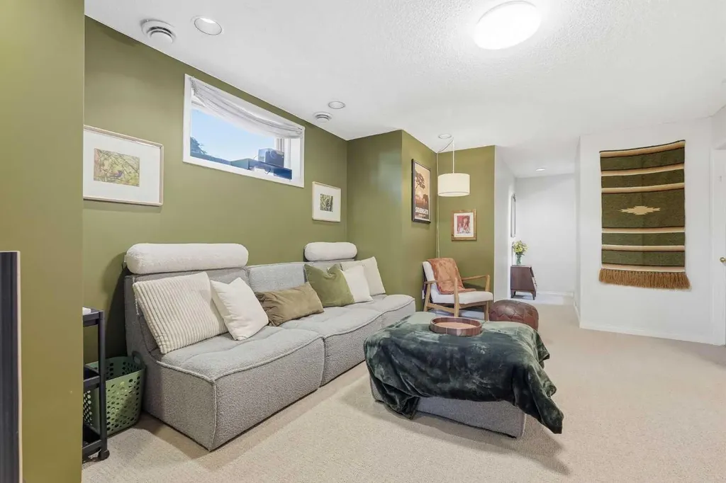 3031 23 Avenue SW Calgary AB T3E 0J3