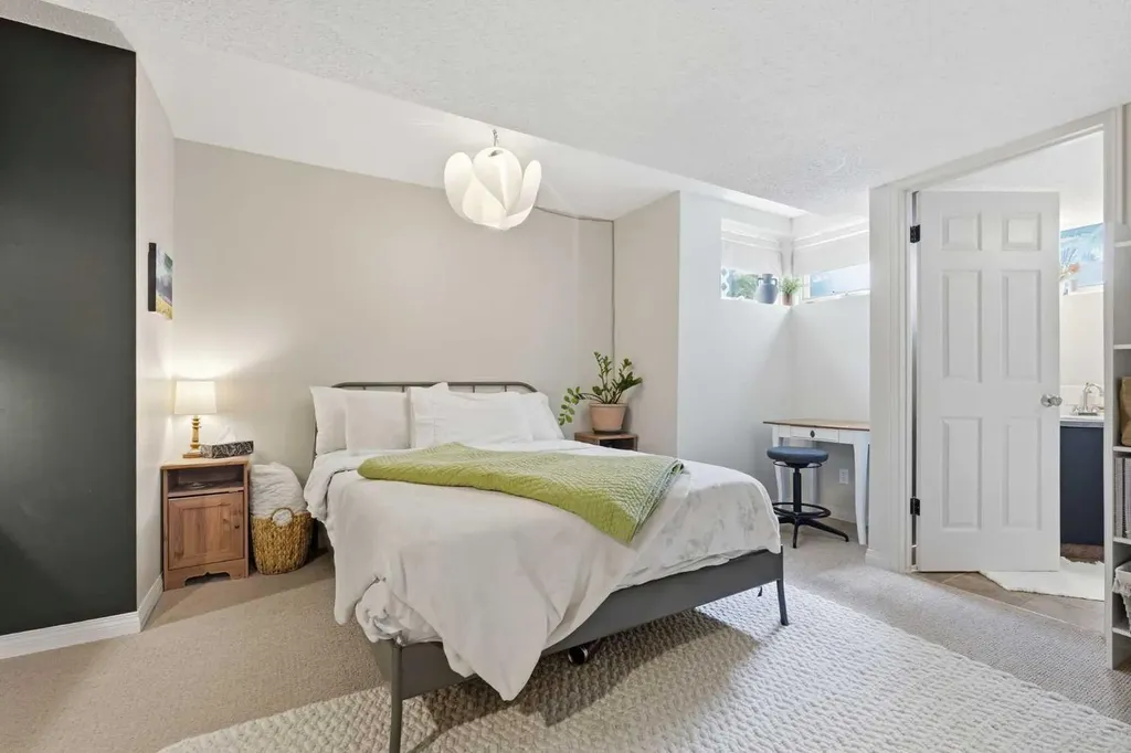 3031 23 Avenue SW Calgary AB T3E 0J3