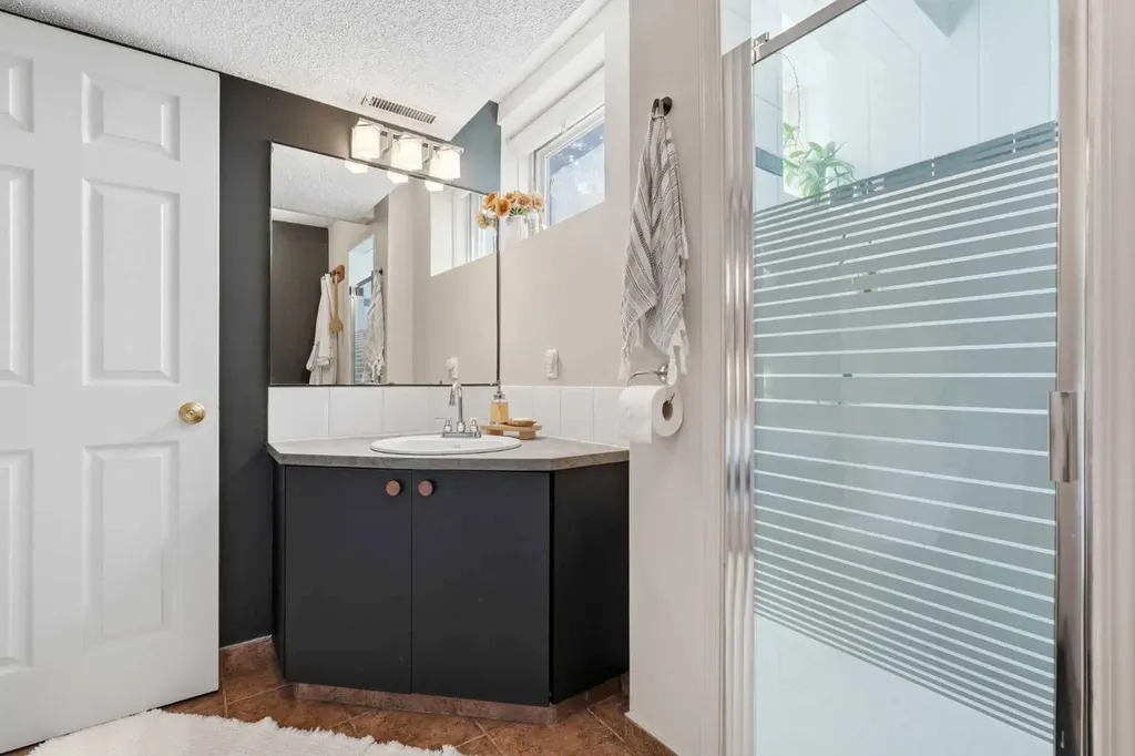 3031 23 Avenue SW Calgary AB T3E 0J3