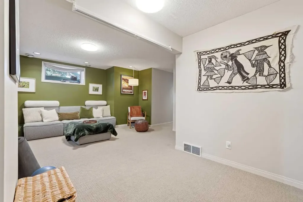 3031 23 Avenue SW Calgary AB T3E 0J3