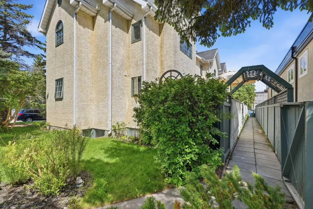 3031 23 Avenue SW Calgary AB T3E 0J3