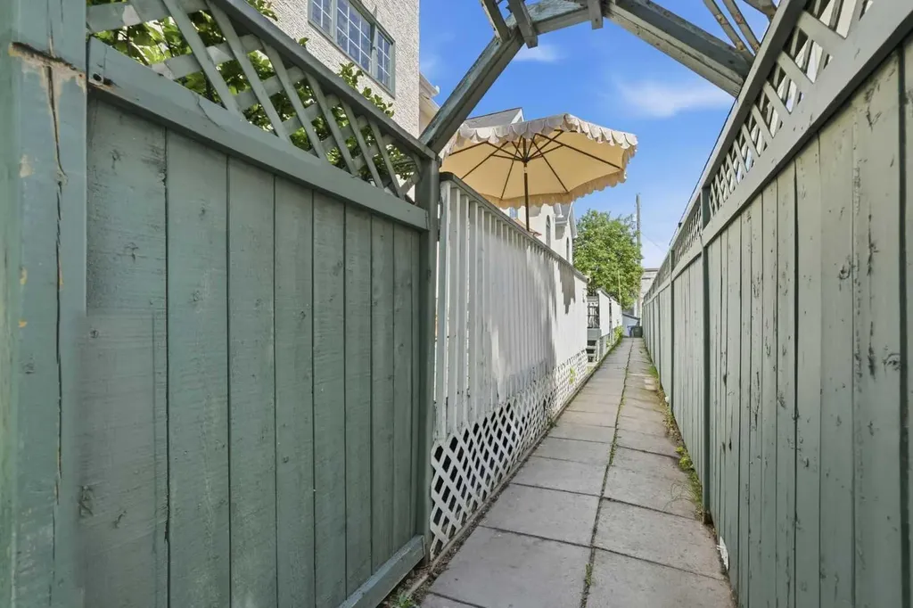 3031 23 Avenue SW Calgary AB T3E 0J3