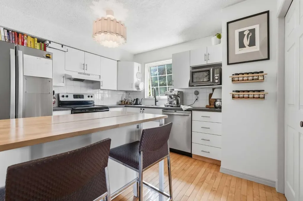 3031 23 Avenue SW Calgary AB T3E 0J3