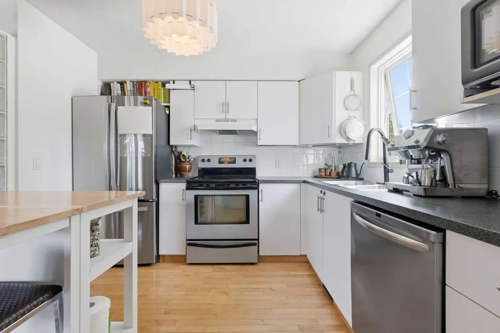 3031 23 Avenue SW Calgary AB T3E 0J3
