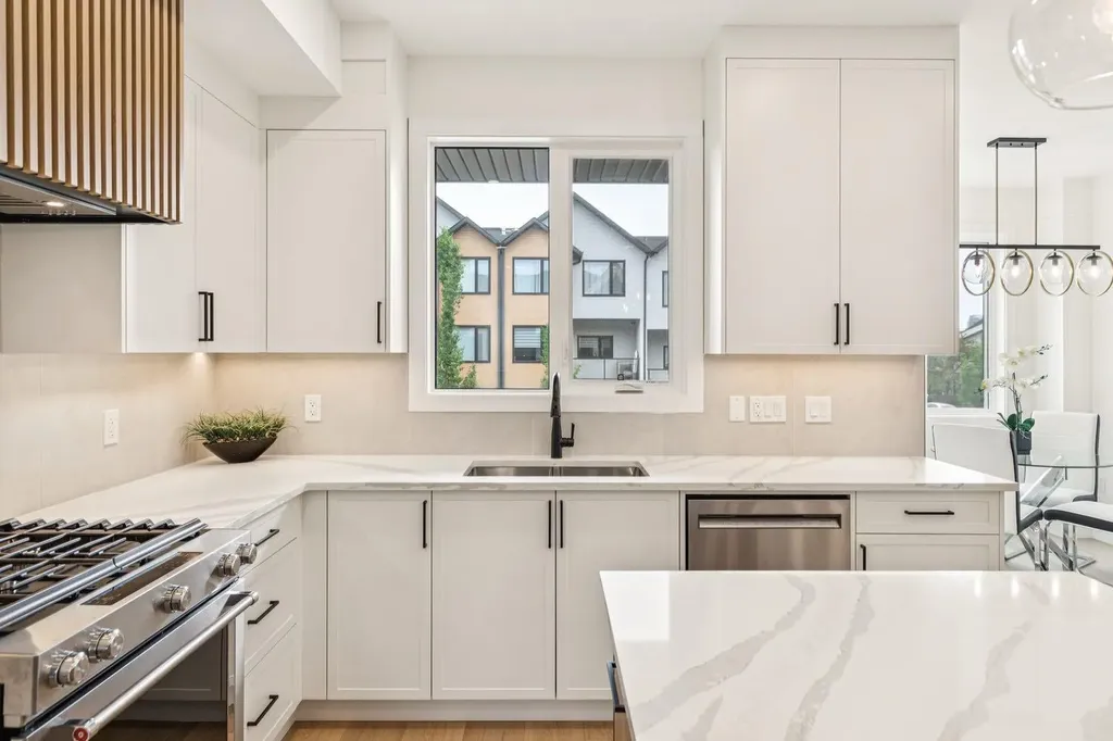 97 23 Street NW Calgary AB T2N 5E2