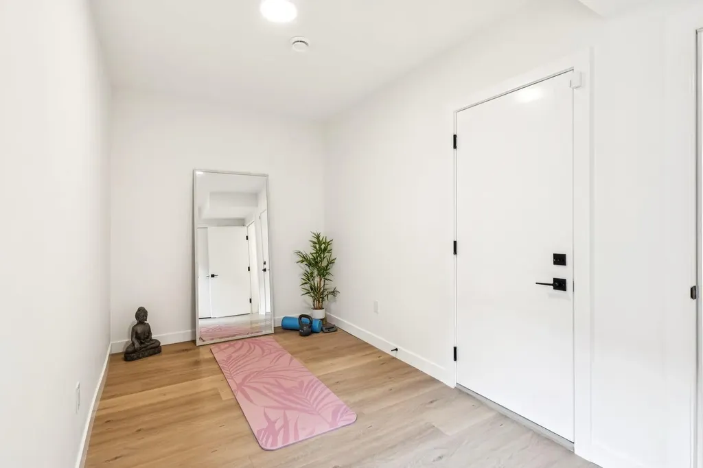 97 23 Street NW Calgary AB T2N 5E2