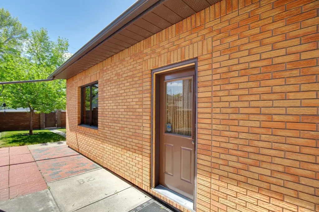 47 Montrose Crescent NE Calgary AB T3E 5P3
