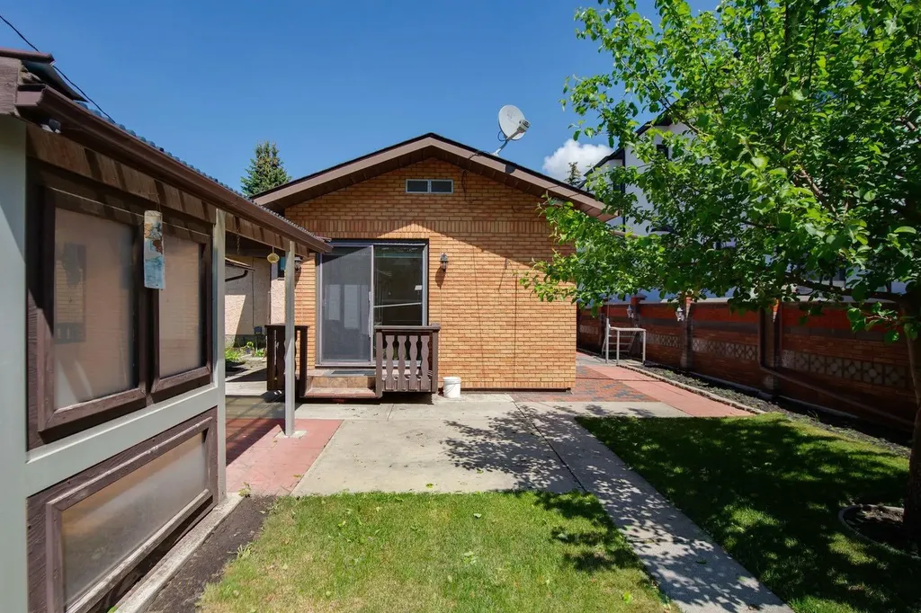 47 Montrose Crescent NE Calgary AB T3E 5P3
