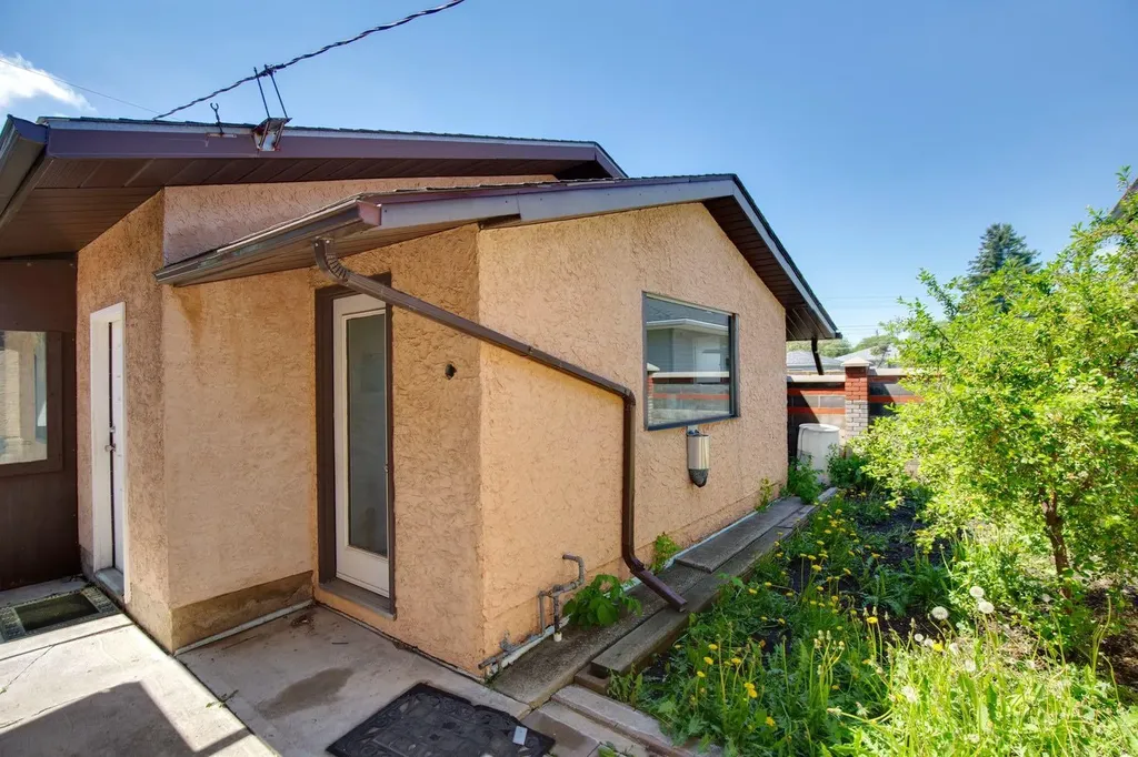 47 Montrose Crescent NE Calgary AB T3E 5P3