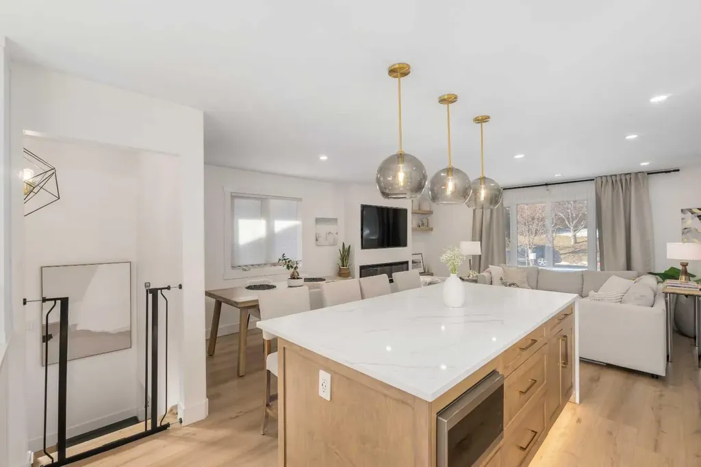 824 Canna Crescent SW Calgary AB T2W 1N9