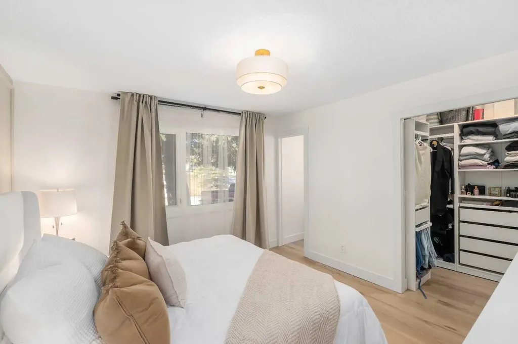 824 Canna Crescent SW Calgary AB T2W 1N9