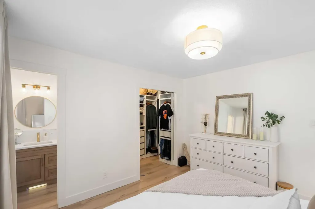 824 Canna Crescent SW Calgary AB T2W 1N9