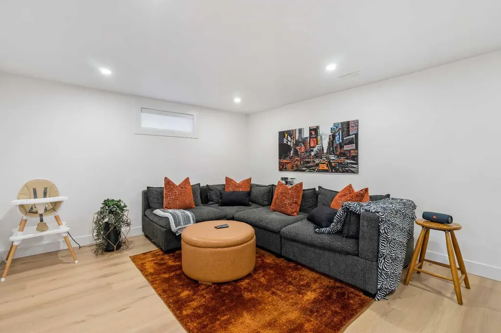824 Canna Crescent SW Calgary AB T2W 1N9
