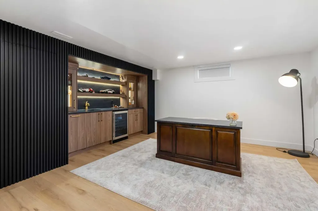 824 Canna Crescent SW Calgary AB T2W 1N9