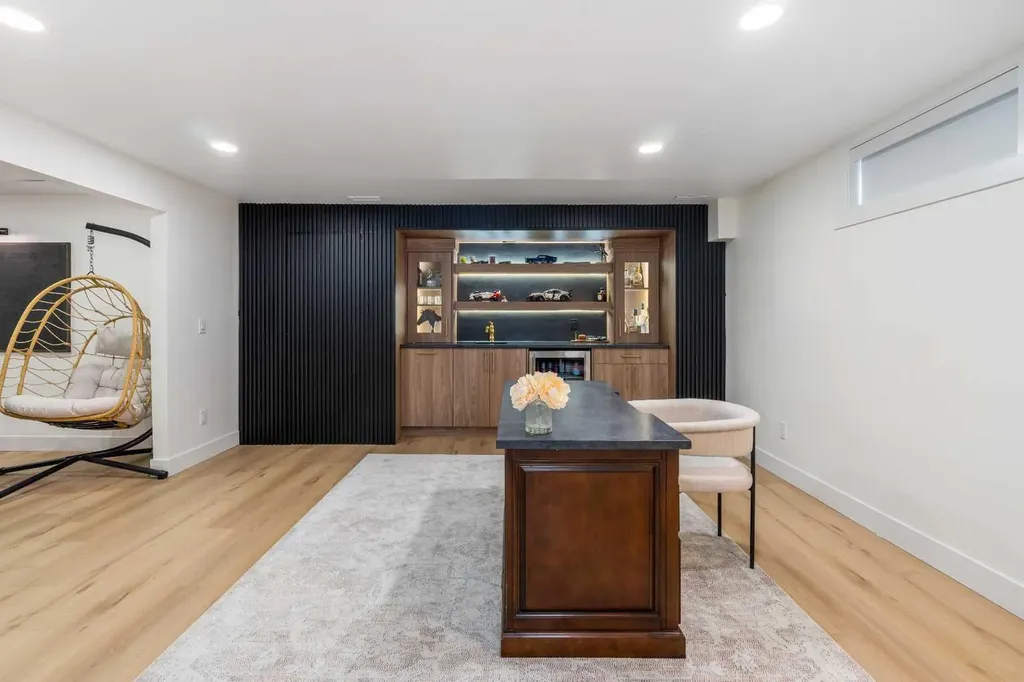 824 Canna Crescent SW Calgary AB T2W 1N9