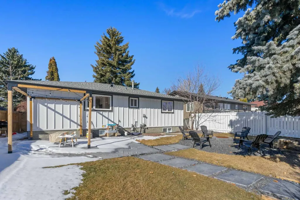 824 Canna Crescent SW Calgary AB T2W 1N9