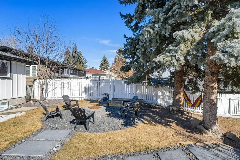 824 Canna Crescent SW Calgary AB T2W 1N9