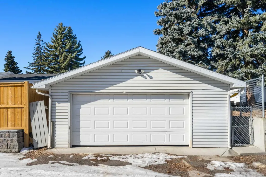 824 Canna Crescent SW Calgary AB T2W 1N9
