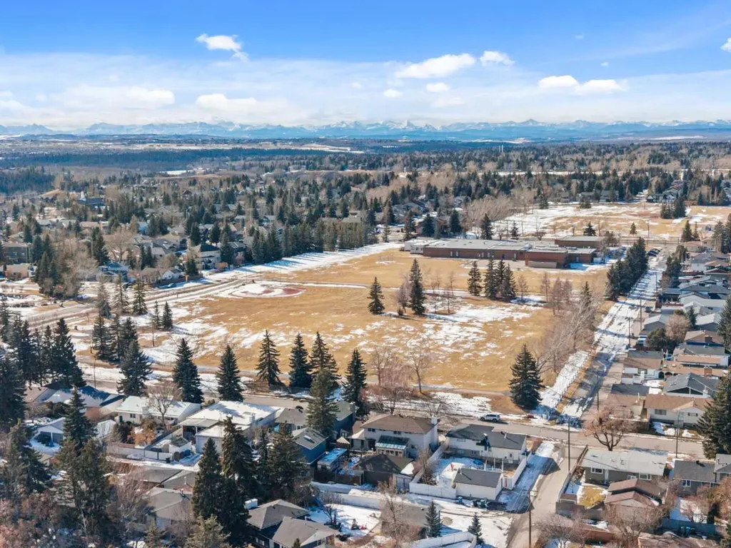 824 Canna Crescent SW Calgary AB T2W 1N9